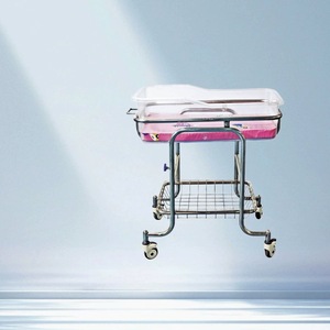 Lit bébé en acier inoxydable avec plateau et roulettes rose, capacité 10-20 kg, berceau portable pour nouveau-né, usage hospitalier - Product Image 1