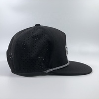 Casquette de baseball OEM tendance noire pour hommes, visière à bord plat en polyester, casquette de baseball étanche avec trou au laser en caoutchouc PVC personnalisée
