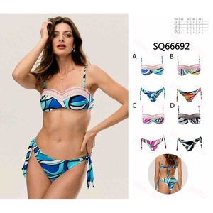 Set bikini HDJ con laccetti laterali, top imbottito, stampa astratta colorata, taglie 42, 44, 46, 48 per abbigliamento da spiaggia - Product Image 1