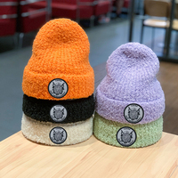 Vente en gros de bonnets en tricot épais unisexes personnalisés OEM en acrylique avec écussons Gorras Skully et logo personnalisé