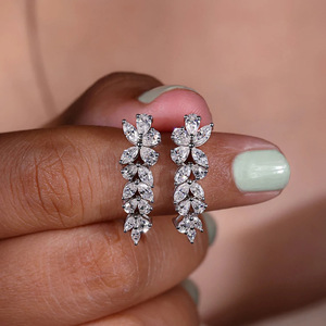 Eleganti Orecchini Pendenti con Foglie Floreali e Nappine per Donne, Gioielli di Moda per Uso Quotidiano e Feste - Product Image 1