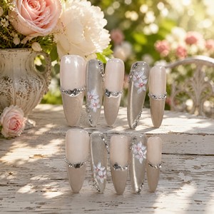 Faux ongles de luxe personnalisés à presser, motif floral avec strass, couvrance totale, brillants, forme amande et stiletto pour doigts - Product Image 5