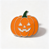 Épinglette émaillée électroplaquée Citrouille souriante d'Halloween avec tige verte bouclée imitation antique et accents étoilés, en métal pour l'automne