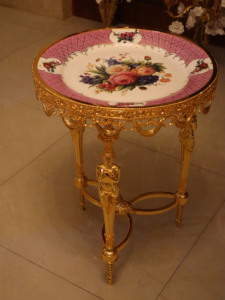 Table d'appoint <span class=keywords><strong>de</strong></span> style <span class=keywords><strong>cour</strong></span> royale française vintage, avec dessus <span class=keywords><strong>en</strong></span> céramique peinte à motifs floraux et finition laiton doré huilé, pour salle à manger <span class=keywords><strong>de</strong></span> villa - Product Image 1