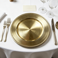 Assiettes de présentation empilables et durables en PP de 13 pouces avec bordure perlée or et argent pour la décoration de tables d'hôtels et de restaurants