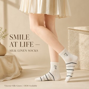 Chaussettes pour femmes <span class=keywords><strong>en</strong></span> soie et chanvre personnalisées OEM avec visage souriant noir et blanc - Product Image 4