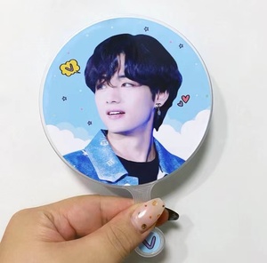Grand éventail à main en plastique imprimé kpop personnalisé - Product Image 3