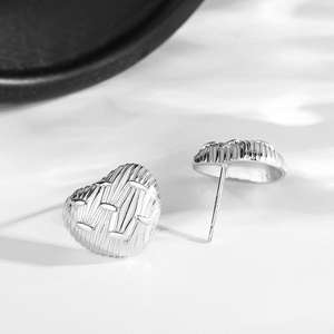 ต่างหูเม็ดเดี่ยวรูปหัวใจสีเงินสเตอร์ลิง925 | พื้นผิวไม่ก่อให้เกิดอาการแพ้เครื่องประดับทันสมัยรูปหัวใจแห่งความรัก - Product Image 1