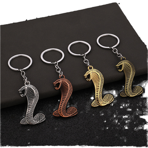 卸売 ヴィンテージ コブラ スネーク カラビナ キーホルダー 金属合金製 キーリング 毒蛇ロゴ レーザー刻印 車用ステッカー付き - Product Image 1