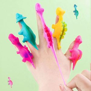 Juguete de descompresión novedoso y creativo: Tirachinas de dinosaurio divertido y trucado, con objetivo de dinosaurio TPR, juguetes voladores de animales para dedos. - Product Image 1