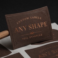 Étiquettes en papier texturé avec estampage à chaud doré pour l'emballage de marques de vêtements