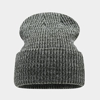 Bonnet tricoté mélange de couleurs chaud et décontracté pour l'hiver, idéal pour couple