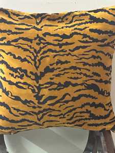 Housse de coussin en velours de coton imprimé Tigre Doré Moutarde : Sublimez votre intérieur avec un style sauvage luxueux pour la maison moderne. - Product Image 5