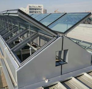 หน้าต่างหลังคาไฟฟ้าแบบระบายอากาศและดูดควันอัตโนมัติ ทนไฟ ทำจากกระจกนิรภัย พร้อมกรอบอลูมิเนียมอัลลอยด์แบบกำหนดเองได้ - Product Image 1