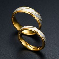 Nuevo anillo de compromiso de acero inoxidable chapado en oro de moda, anillo de pareja de boda con patrón de onda dorada para mujeres y hombres