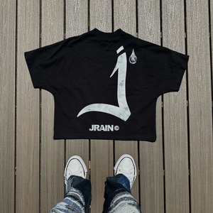 เสื้อยืดคอตตอนถักทรงโอเวอร์ไซส์ ลุควินเทจ ขอบดิบ แต่งย้อมสีแบบแอซิดวอช พิมพ์ลายโลโก้ด้วยเทคนิค DTG ตัดเย็บตามสั่ง สำหรับผู้ชาย - Product Image 3