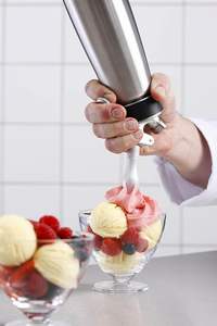 Nouvelles couleurs 500 ml / 250 ml Siphon à crème en aluminium avec poignée en silicone - Product Image 3