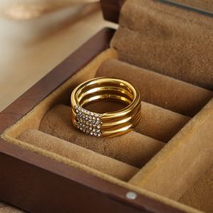 Bague de doigt ajustable en acier inoxydable plaqué or 18 carats de haute qualité avec zircon vert, bijoux de mode géométriques classiques personnalisés - Product Image 2