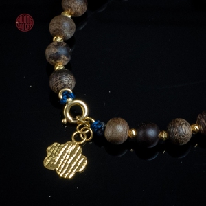Pulsera de Agarwood Fino con Cuentas de 6mm, Adornada con Dijes de Oro y Acentos de Gemas Tibetanas, Estilo 10, Joyería Elegante - Product Image 5