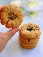 Gâteau aux noix croustillant traditionnel chinois, friandises sucrées, biscuits, panier-cadeau pour le thé et le café