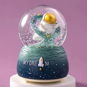 Vente en gros d'astronautes Globe de neige Globe de neige personnalisé design personnalisé pour la décoration en résine - Product Image 3
