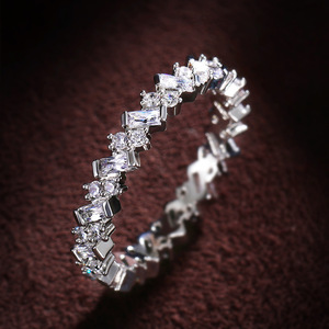 Anello a fascia intera di forma quadrata dal design moderno per donna - Product Image 4
