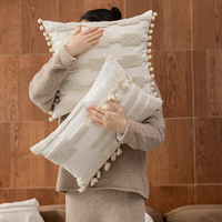 Housse de coussin géométrique carrée brodée et tuftée style bohème marocain en polyester et coton ivoire avec pompons pour canapé et hôtellerie - Décoration intérieure Innermor