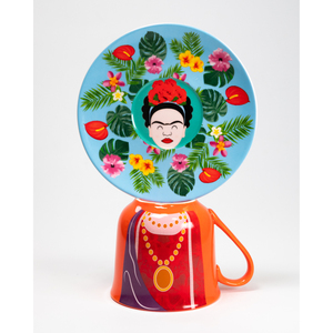 Juego de taza y plato de cerámica inspirado en Frida Kahlo con diseño floral para té o café - Product Image 1