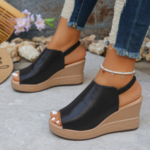 Sandales compensées en <span class=keywords><strong>cuir</strong></span> verni noir en gros d'usine - Sandales décontractées à bout ouvert avec bride à la cheville pour femmes - Product Image 1