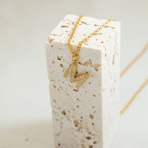 Collar de Gargantilla Chapado en Oro para Mujer, con Colgante de Letra con Diamantes de Acero Inoxidable - Product Image 3