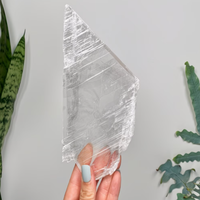Plaque de sélénite polie, cristal naturel transparent, bord irrégulier lisse, haute qualité, taille personnalisée pour la décoration intérieure
