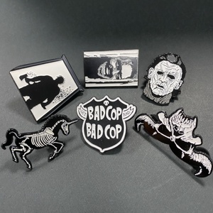 Spilla in metallo pressato con smalto morbido, motivo 'Bad Cop Head Corpse Bone Man' - Product Image 1