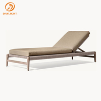 Chaise longue d'extérieur en teck massif avec dossier réglable, coussin marron et structure tressée en corde – Idéale pour patio, bord de piscine, villa, complexe hôtelier