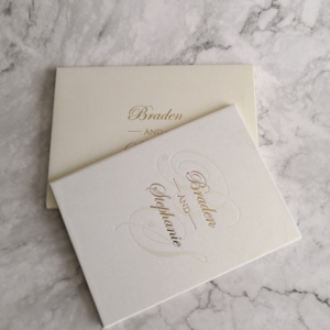 Volumetti cartonati di lusso invito a nozze con iniziali di lamina di perla nomi di lamina d'oro copertura busta tascabile varie opzioni di colore - Product Image 6