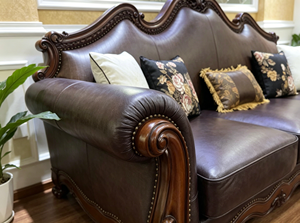 Sofá Chesterfield Tradicional de Cuero Genuino con Patas de Madera y Diseño de Respaldo Camelback para Sala de Estar - Product Image 3