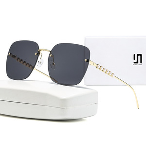 แว่นกันแดดทรงสี่เหลี่ยมไร้กรอบสไตล์ยุโรปอเมริกันใหม่สำหรับผู้หญิง ตกแต่งด้วยมุกโลหะ ป้องกันรังสียูวี 400 รุ่นที่ 3 - Product Image 3