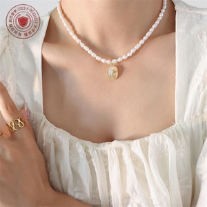 Colliers de luxe de haute qualité en perles d'eau douce naturelles avec pendentif en forme de fleur de coquillage pour femmes - Product Image 6