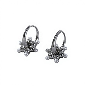 Pendientes de Aro con Incrustaciones de Perlas y Detalles en Oro, Estilo Chic, para Mujer y Hombre, Unisex, de Plata, Tipo Huggie - Product Image 3