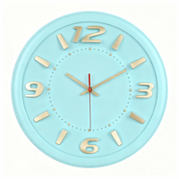 Horloge murale silencieuse à piles en plastique au design Art Déco avec chiffres 3D noirs et cadran à contraste élevé pour salon et chambre à coucher