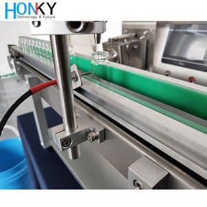 Máquina de llenado de líquidos de escritorio para pequeñas empresas Foshan, bomba de cerámica, línea de llenado de escritorio de medición automática para aceite médico - Product Image 4