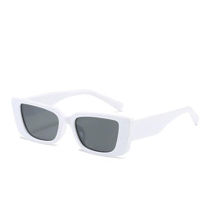 Gafas de Sol Cuadradas Pequeñas para Mujer, Montura Negra de PC, Protección UV400, Gafas de Sol Modernas para Viajes - Product Image 3