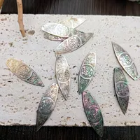 Pendentif en Nacre Noire de Tahiti, Breloques Coquillage Sculptées et Gravées à la Main, Tortue sur Planche de Surf pour Colliers Bijoux DIY