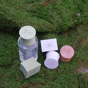 Vietnam WeWood 20mm Cuadrado Premium Madera Tapón de rosca Logotipo personalizado Cierres de botellas láser con tapas naturales en forma de cintura pequeña - Product Image 4