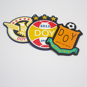 ชิ้นส่วนพีวีซีนุ่มกดความร้อนขายส่งโลโก้ที่กําหนดเองเหล็กปรับแต่งได้บนแพทช์ยางนูนสําหรับหมวกและหมวก - Product Image 4