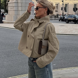 <span class=keywords><strong>Giacca</strong></span> <span class=keywords><strong>Trench</strong></span> Corta Vintage Americana da <span class=keywords><strong>Donna</strong></span> Personalizzata OEM, Collo Alto, Doppiopetto, Colore Kaki, Abbigliamento Streetwear all'Ingrosso - Product Image 4