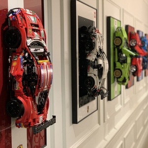 Marco de Fotos Metálico con Diseño de Pared de Ladrillo Acolchado HD para Imágenes de Lamborghini, Motocicletas y Porsche 911 - Product Image 1