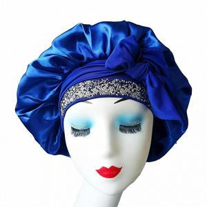 Gorro de satén de doble capa con logotipo personalizado de alta calidad, brillante, con diamantes de imitación y banda elástica de seda. - Product Image 2