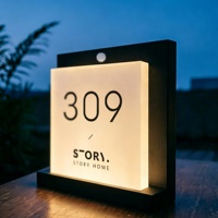 Plaque de porte lumineuse en acrylique à LED avec base de table, numéro de chambre d'hôtel, taille et motif personnalisés, fabrication sur mesure disponible
