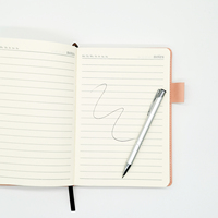 Carnet de notes en cuir PU relié rigide de taille A5 personnalisé pas cher, design simple avec logo en relief, carnet personnalisé pour étudiants