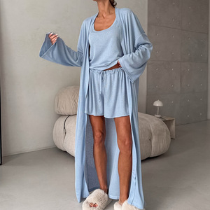 Conjunto de 3 piezas de ropa de descanso al por mayor para mujer: bata larga, camiseta sin mangas y pantalones cortos de mezcla de rayón, pijama informal de punto. - Product Image 2